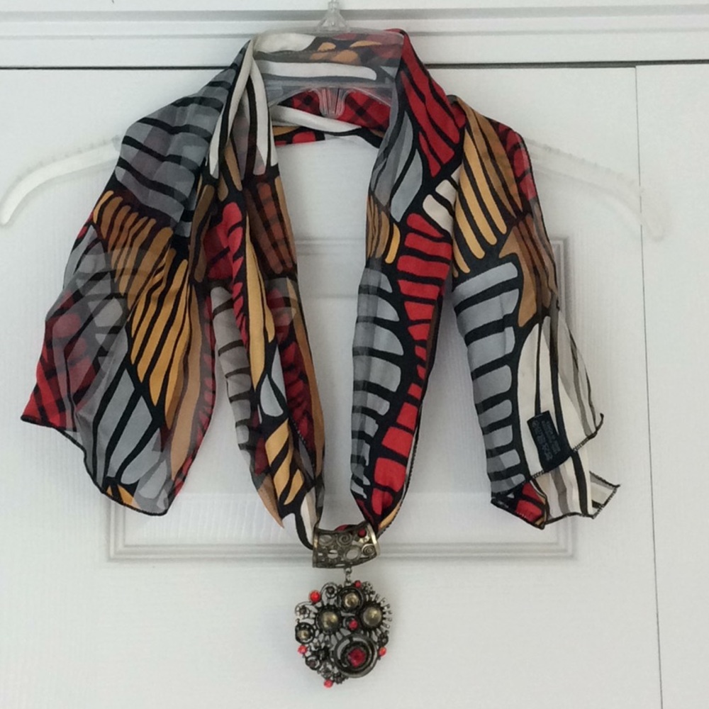 Scarf with red and gold beaded ring
